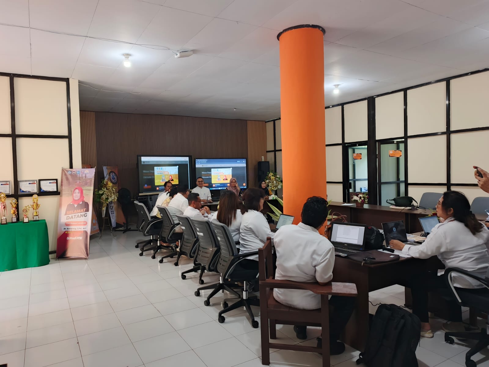 Ruang Rapat dan Seminar